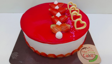 Exotic Strawberry cake online delivery in coimbatore